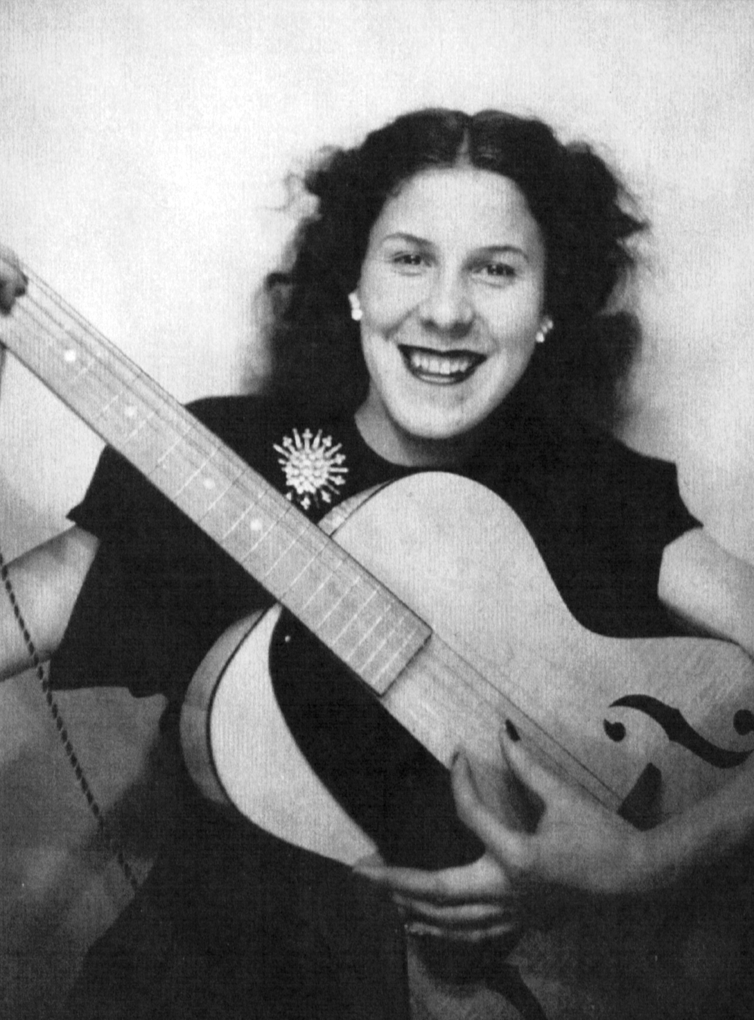 Mémère playing her guitar in her early 20s.